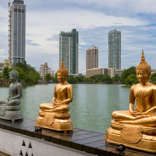 colombo-skyline-beira-lake-buddha-statues